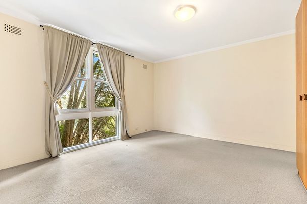 Light & Spacious Apartment in Convenient Location &ast;&ast; Available Now &ast;&ast; - Photo 1