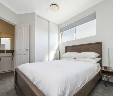 Fully Furnished and Equipped, Three-Bedroom Townhouse in Victoria Park - Photo 4