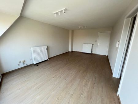 APPARTEMENT MET 2 SLAAPKAMERS, TERRAS EN GARAGEBOX VLAKBIJ CENTRUM - Foto 2