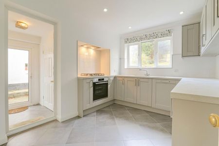 4 bedroom detached house to rent - Photo 2