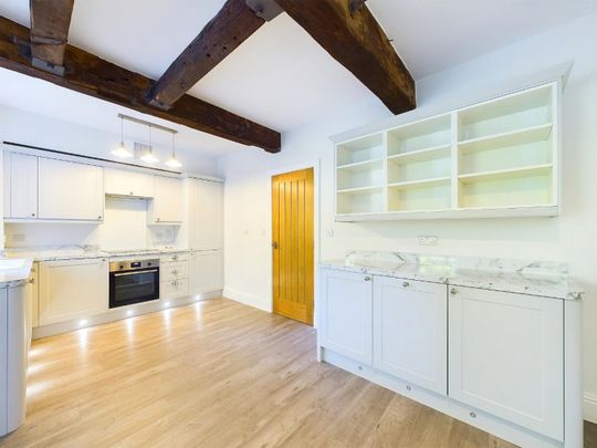 4 bedroom House To Let Total Size: 883 SQ FT - Photo 1