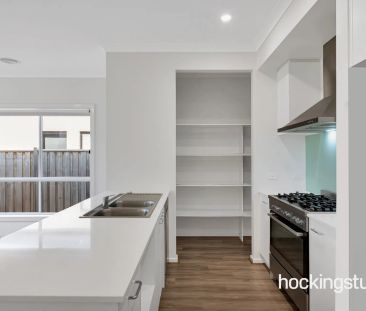 MINS AWAY FROM TRAIN STATION AND FREEWAY ! - Photo 6