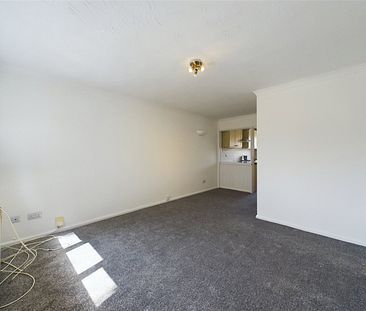 FlatApartment to rent in Maple Close, Hardwicke, Gloucester, GL2 - Photo 2