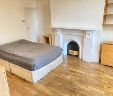 Studio Flat, Very Near Grange Park Triangle Area, W5 - Photo 4