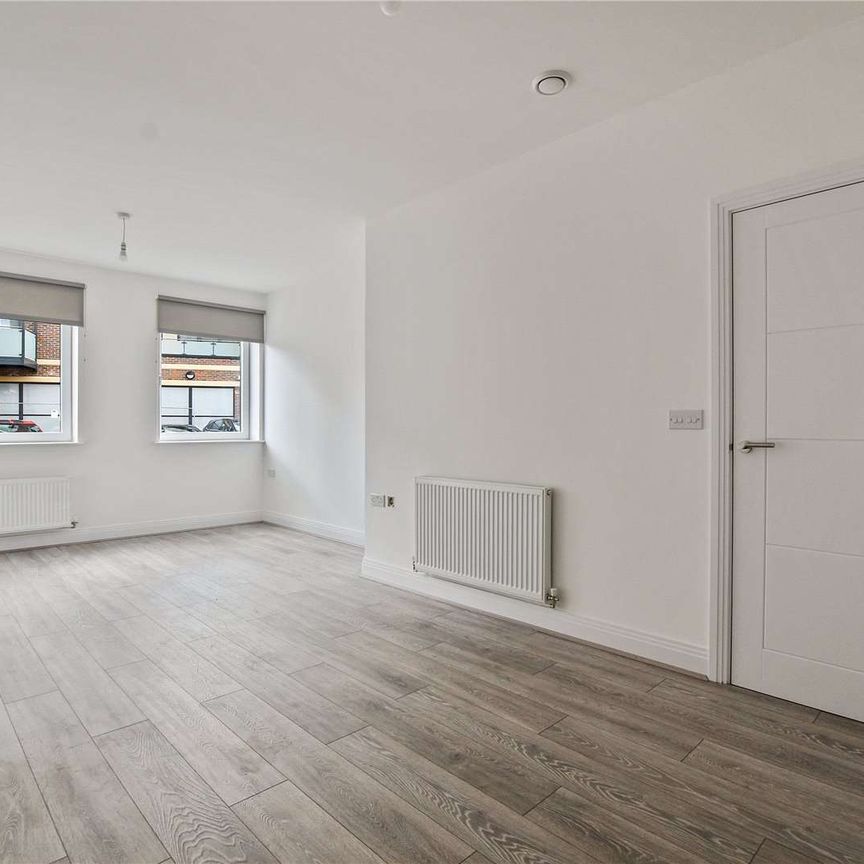 A recently built 1 bedroom apartment finished to a high specification and set on the ground floor. Parking is available on request. Available 14th November and offered unfurnished. - Photo 1
