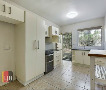 CENTRALLY LOCATED, 3 BEDROOM UNIT WITH A/C! - Photo 1