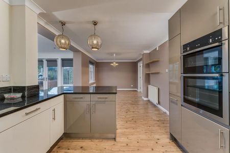 4 bedroom detached house to rent - Photo 3