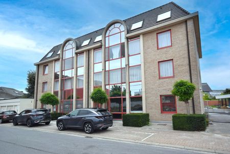 APPARTEMENT MET DRIE SLAAPKAMERS EN TERRAS NABIJ CENTRUM ROESELARE - Photo 2