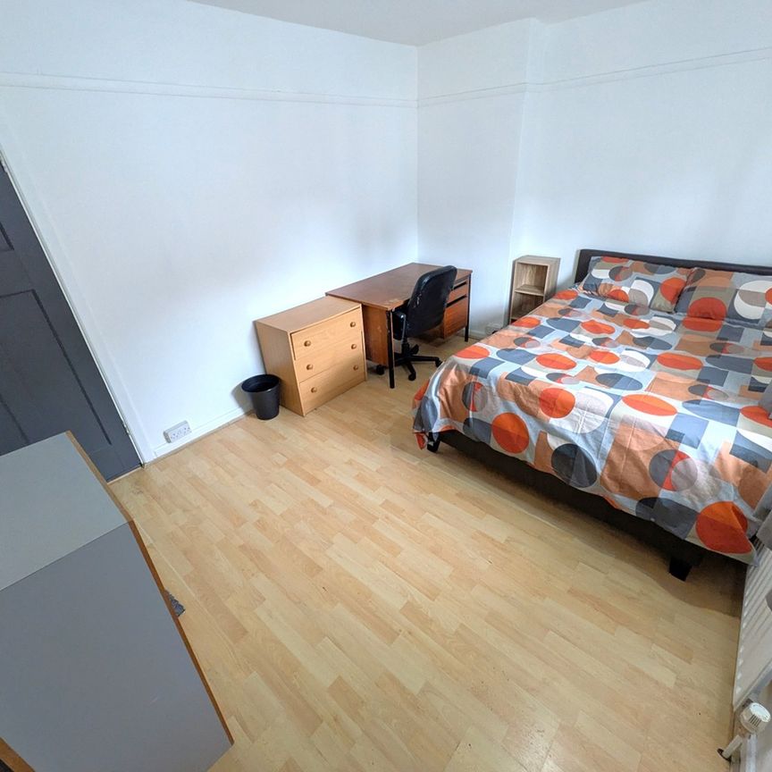 3 Bed Terraced House, Austrey Avenue, NG9 - Photo 1