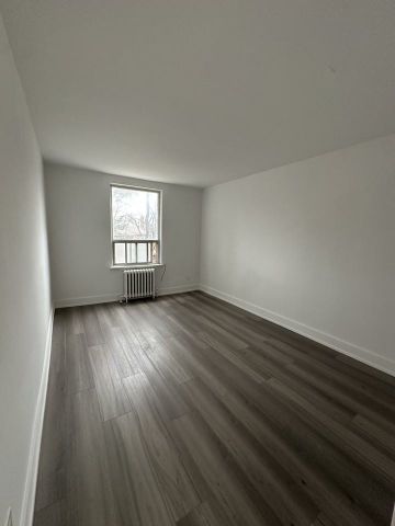 1996 Bathurst Street apartment — Toronto, ON (1-Bedroom) - 1 Bedroom - Photo 3