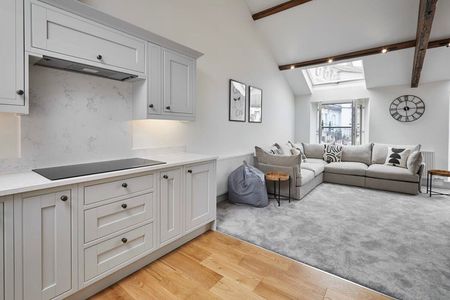 East Crescent - Photo 2