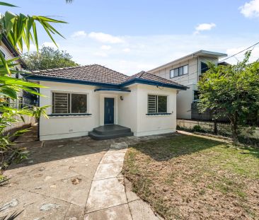 “Functional Family Home with Patio, Garden, and Great Transport Links” - Photo 2