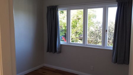 Charming 3BR Home with Deck & Garden - Photo 4