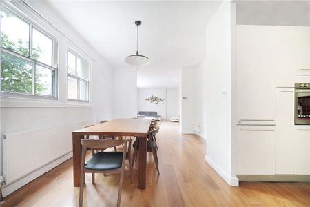 A bright and spacious fourth floor apartment located in a pretty garden square the heart of Knightsbridge. Tenancy Length: Minimum 12 months EPC rating E | Council Tax Band G - Photo 5