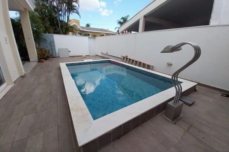 Casa em condomínio com 04 suítes e piscina - Foto 2