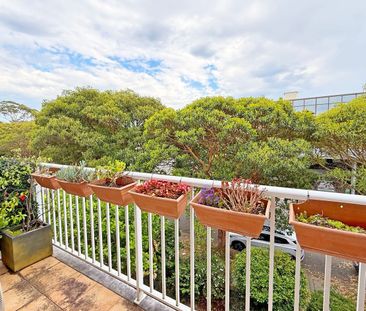 Gorgeous North facing one bedroom - Photo 2