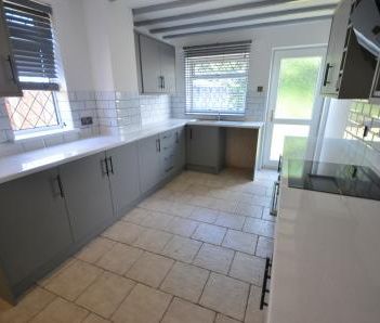 3 bedroom Semi-detached house To Let - Photo 5