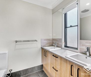 FOUR BEDROOM 2 BATHROOM TOWNHOUSE WITH SINGLE LOCK UP GARAGE & COVE... - Photo 1