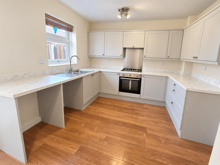 3 bedroom semi-detached house to rent - Photo 5