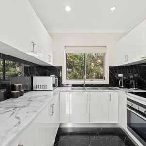 Modern Two Bedroom Granny Flat with Air Conditioning! - Photo 2