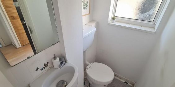 1 bedroom in a flat share to rent - Photo 3