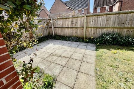 4 bedroom semi-detached house to rent - Photo 3