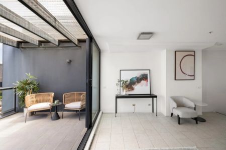 Inner-City Sub-Penthouse with Sweeping District Views - Photo 5