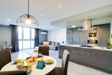 Carrer de Verdi, Barcelona, Catalonia 08012 - Photo 4