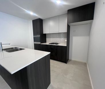 Modern Executive Apartment - Only 100m from the CBD! - Photo 5