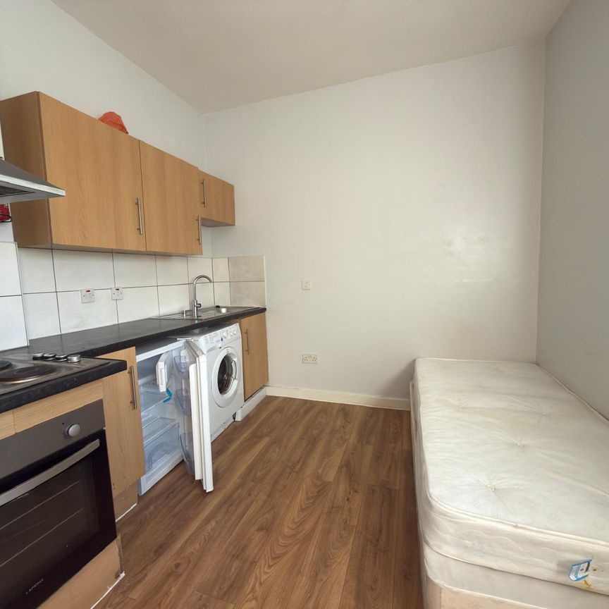 Self Contained studio flat close to ilford station- 850£ - Photo 1