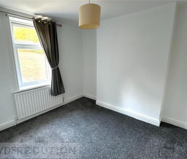 3 bedroom end of terrace house to rent - Photo 2