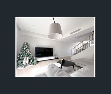 Rare 3 Bed, 3 Bath Townhouse: Every Bedroom with Its Own Private Ba... - Photo 1