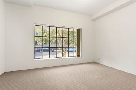Spacious Designer Loft with Parking in Prime Camperdown Location - Photo 2