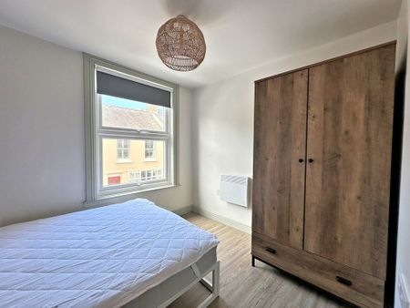 A one bedroomed apartment located in the popular Gwydir Street area just off Mill Road, close to the City Centre and Cambridge Train Station. Situated in a converted Bakery the apartments are fully furnished and have a private entrance and communal gardens. - Photo 3