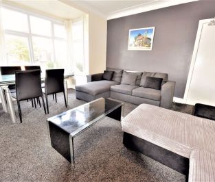 6 bedroom Flat in Estcourt Avenue, Leeds - Photo 1