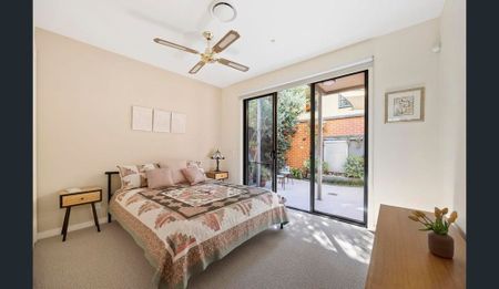 Loads of space and opposite the park! - Photo 3