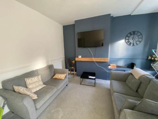 Salisbury View (Room 2), Armley, Leeds - Photo 1