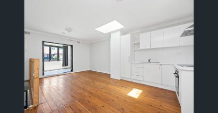 Bright, Spacious & Ultra-Convenient Coastal Apartment - Photo 4