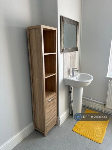 1 bedroom in a house share to rent - Photo 5