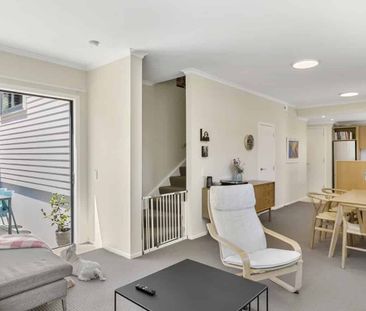 SUNNY TOWNHOUSE IN MIRAMAR! - Photo 1