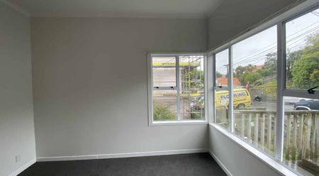 3 bedroom, Newtown - Photo 2