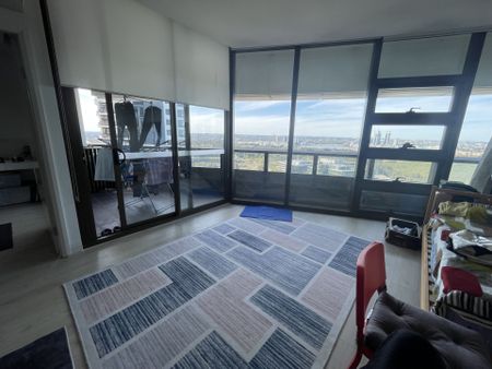 Stunning 1-Bedroom Apartment With View For Lease - Photo 3