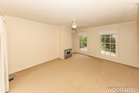 Charming 3-Bedroom Rear Unit in Prime Location Near Toorak Road and Public Transport - Photo 4