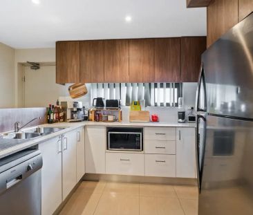 Bright and Stunning! - Photo 3