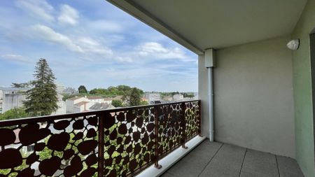 Location Appartement 3 pièces 70m² LA ROCHE SUR YON 85000 - Photo 3