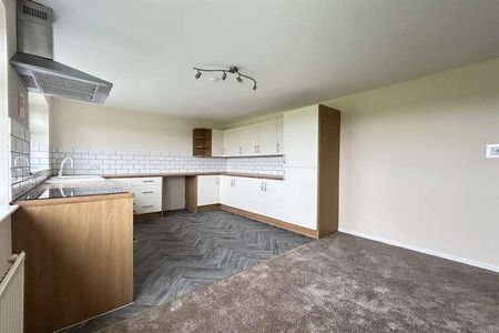 The Bungalow, Water End Lane, Old Basing, Basingstoke, RG24 - Photo 3