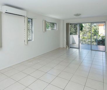 PET FRIENDLY TOWNHOUSE – LARGE GRASSED COURTYARD - Photo 3