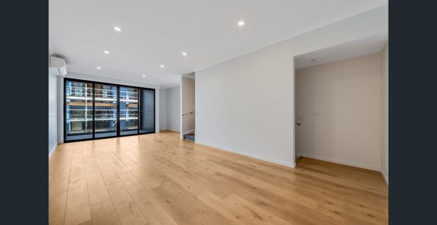 🏙️ Stylish Three-Storey Townhouse with Rooftop & City Views - Photo 1