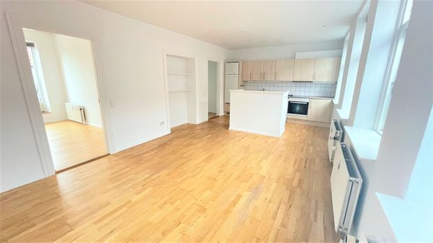 Stor 2-værelses lejlighed ved gågaden - Photo 1