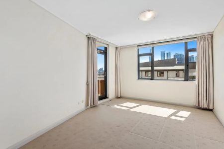 VIEWS TO BARANGAROO IN A HARBOURSIDE LOCALE - Photo 2